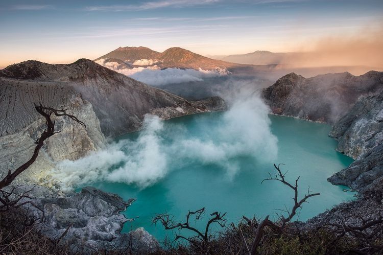 Danau Kawah Ijen berwarna biru toska